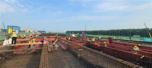 中建二局武汉智能网联汽车测试场城市高架桥开始浇筑首联箱梁混凝土