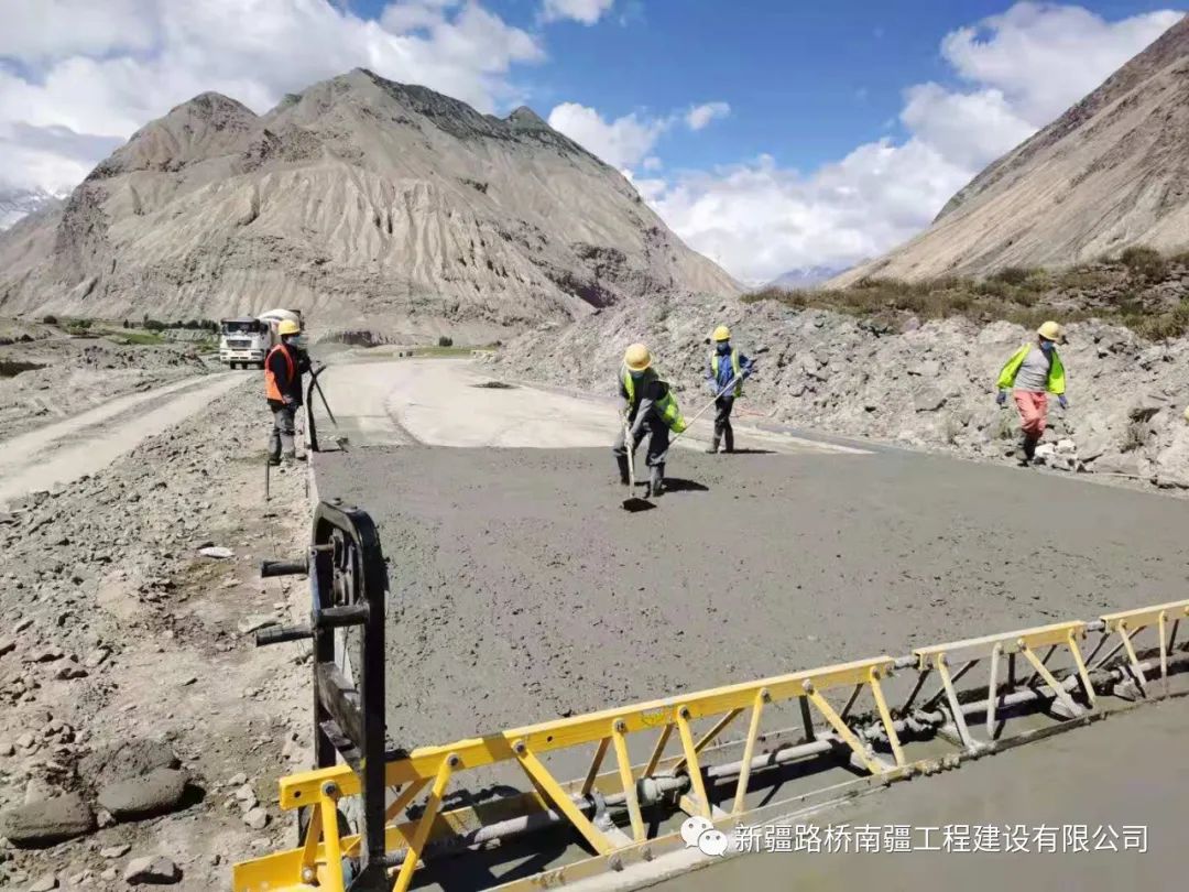 混凝土搅拌运输车浇筑现场 - 新疆路桥南疆工程建设有限公司：奥依塔克项目开始混凝土路面浇筑