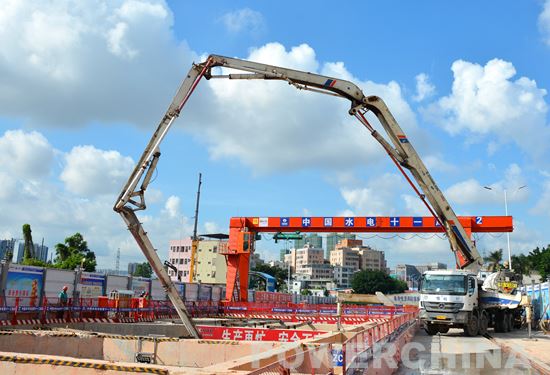 混凝土泵车浇筑现场 - 广州地铁4301-1b工区竹村站底板混凝土施工完成