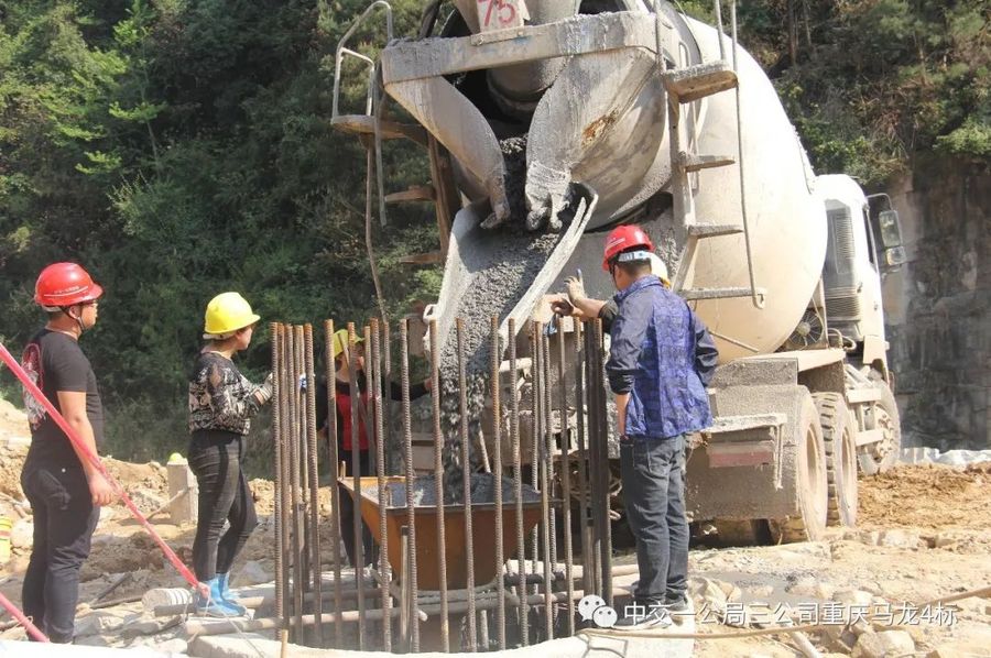 混凝土搅拌运输车浇筑现场 - 重庆市涪陵区马武至龙潭一级公路八一水库大桥首根桩基混凝土浇筑