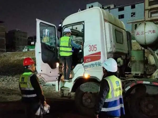 混凝土搅拌运输车浇筑现场 - 由云南中建西部建设经开厂供应的官渡古镇12#地块本年度首块筏板完成混凝土浇筑