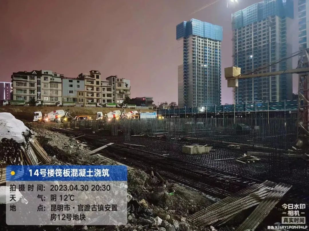 混凝土搅拌运输车浇筑现场 - 由云南中建西部建设经开厂供应的官渡古镇12#地块本年度首块筏板完成混凝土浇筑