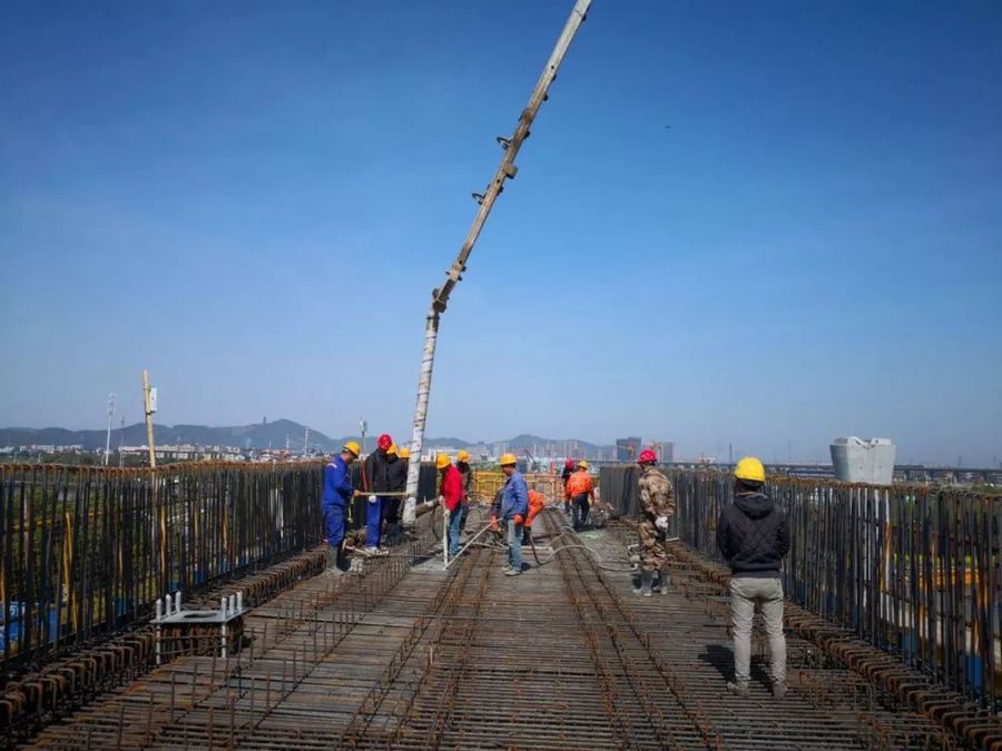 混凝土输送泵车浇筑现场 - 中铁十六局杭绍城际铁路7标西湖区间首片梁板成功浇筑混凝土