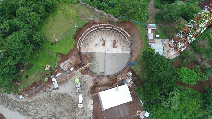 混凝土输送泵车、混凝土搅拌运输车浇筑现场 - 电建市政：坦桑阿鲁沙新供水项目6000方圆形水池底板混凝土浇筑完成