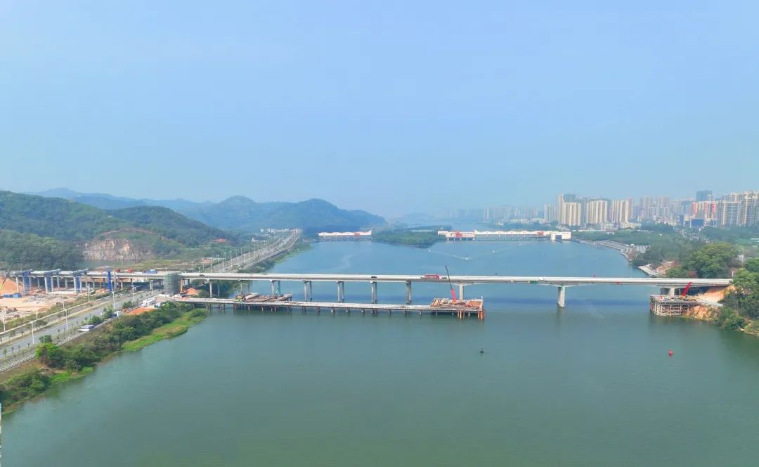 长深高速河惠段改扩建项目东江特大桥主墩最后一根桩基浇筑完成