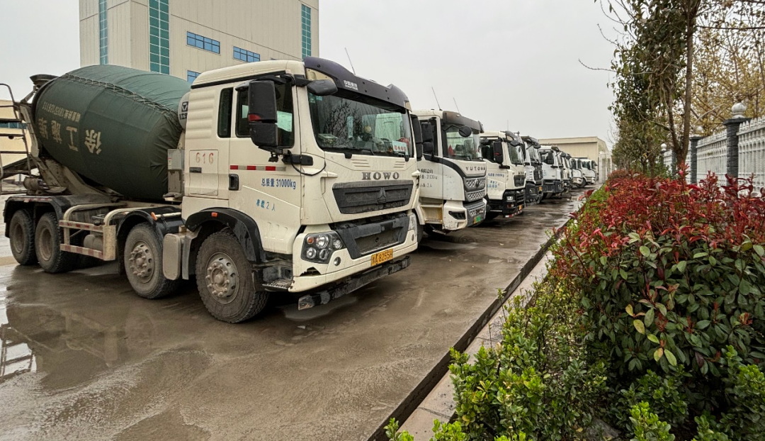 混凝土搅拌运输车 - 郑州中联保障郑州理工职业学院项目首块20000方混凝土基础浇筑任务