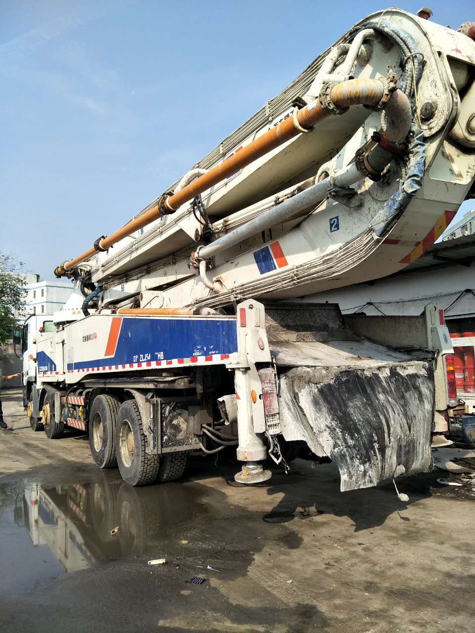 广州2012年8月国三6节臂52米中联重科混凝土泵车，奔驰底盘