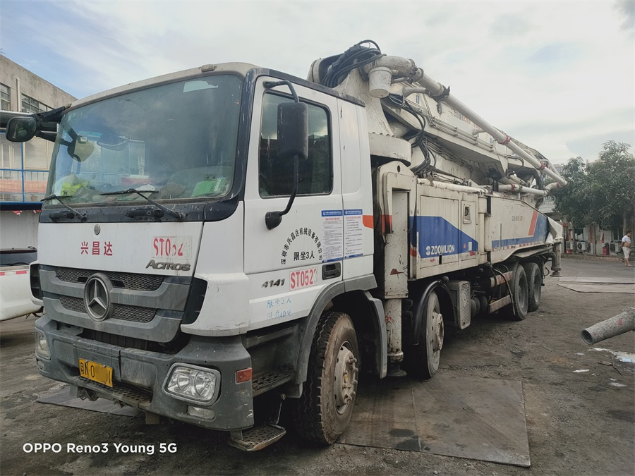 广州2012年8月国三6节臂52米中联重科混凝土泵车，奔驰底盘