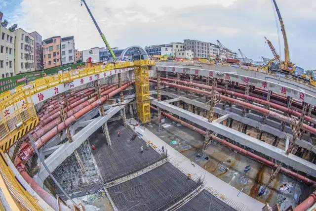 中铁十四局广州海珠湾隧道工程首块底板混凝土浇筑完成