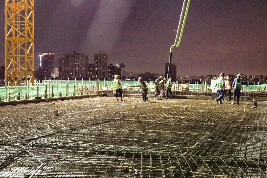 混凝土输送泵车浇筑现场 - 深圳市宝安区沙井水质净化厂三期工程综合楼顺利封顶