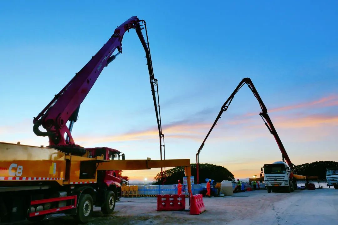 混凝土搅拌运输车、三一重工泵车浇筑现场 - 广西北投集团完成广西第一跨海大桥龙门大桥东岸主塔承台砼浇筑