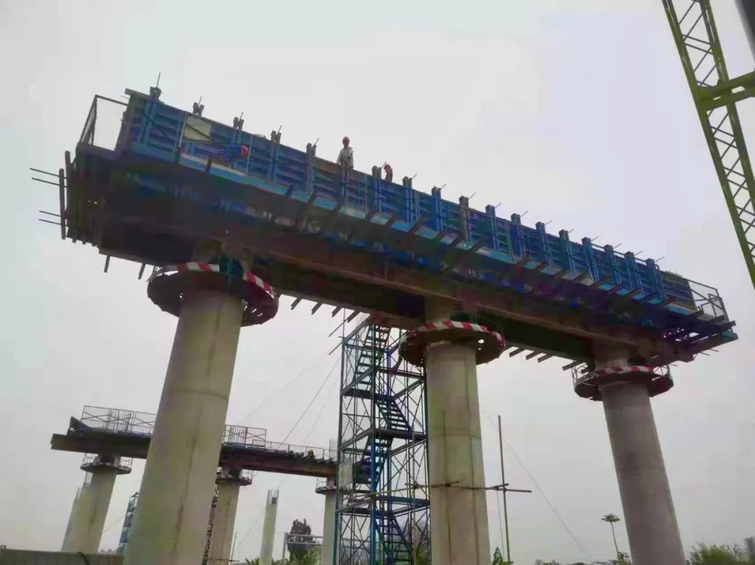 广州新白云国际机场第二高速公路南段工程SG10合同段首件盖梁浇筑