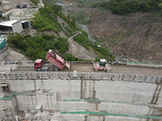 中企承建的洪都拉斯阿雷纳水电站大坝碾压混凝土全部浇筑完成！