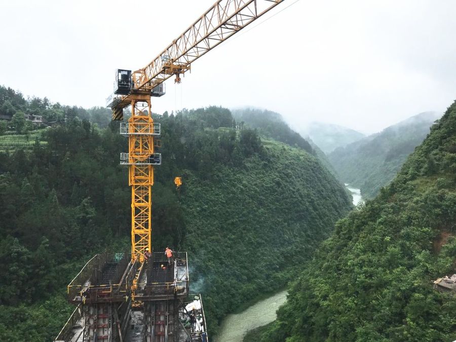 贵州桥梁七分公司：湄石六标黑滩河大桥右幅墩柱成功混凝土浇筑封顶