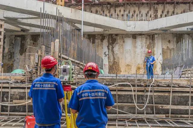 测量人员复核标高 - 中铁十四局广州海珠湾隧道工程首块底板混凝土浇筑完成