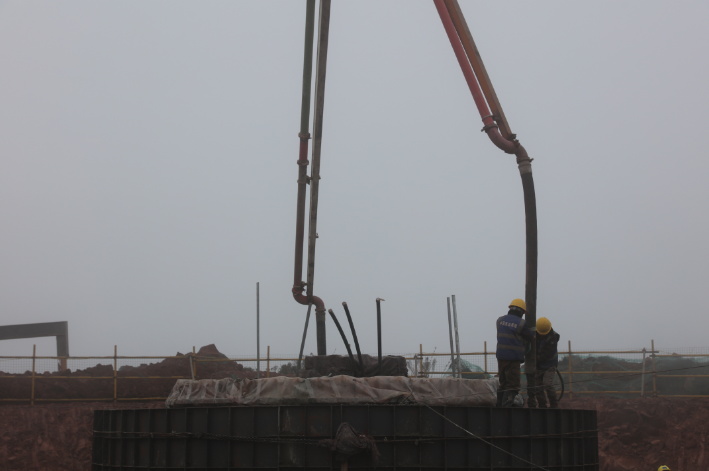 混凝土输送泵车浇筑现场 - 凉山州喜德县玛果梁子130兆瓦风电项目首机基础混凝土浇筑完成