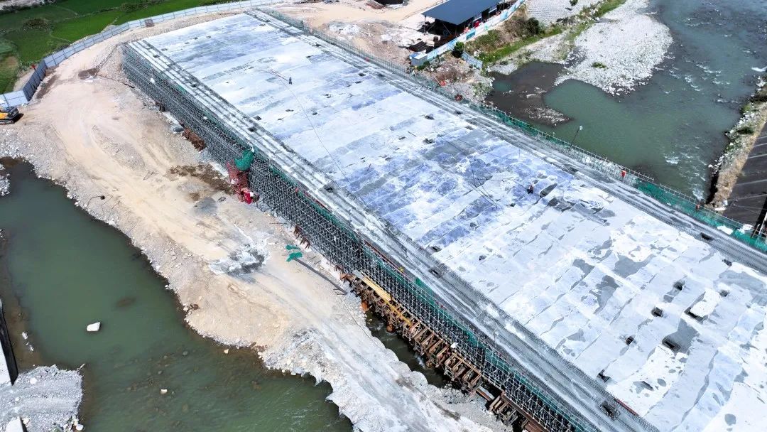四川路航承建冕宁EPC项目霖雨桥箱梁顶板上层结构混凝土浇筑完成