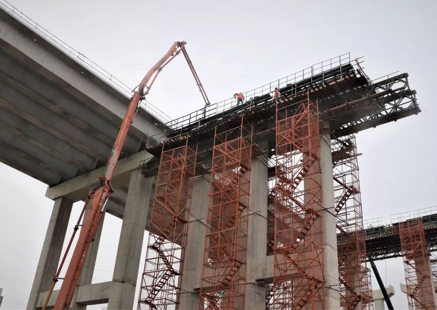 混凝土输送泵车浇筑现场 - 中交广州建设：深圳外环项目南光高速跨线桥下部结构混凝土浇筑完成