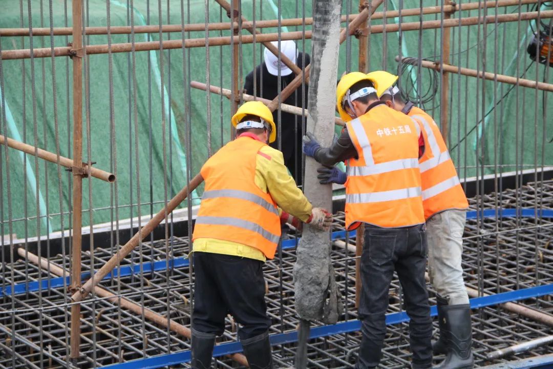 西渝高铁康渝段站前九标一分部黄荆村特大桥首个承台顺利混凝土浇筑