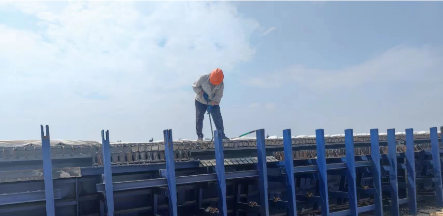 铁科高速公路尚五段三工区路基新建梁场首片预制梁混凝土浇筑完成