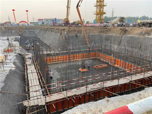 混凝土输送泵车、混凝土搅拌运输车浇筑现场 - 中能建安徽电建一公司皖能利辛垃圾电站项目渗滤液池混凝土浇筑完成