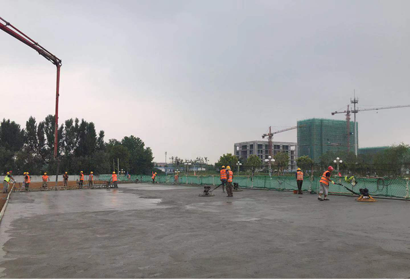 混凝土输送泵车浇筑现场 - 鲁中公路：淄博经济开发区柳园路桥右幅第一联桥面铺装混凝土浇筑