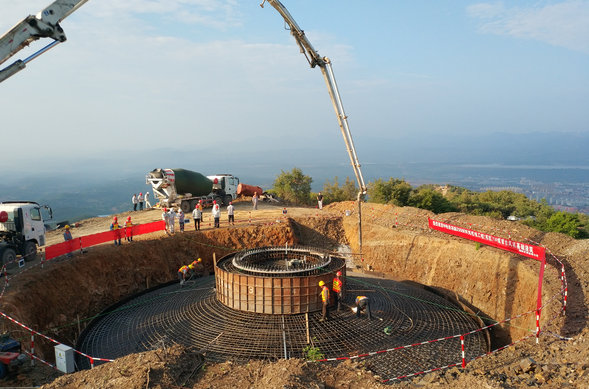 混凝土输送泵车、混凝土搅拌运输车浇筑现场 - 中电投山西省运城市垣曲县风电项目东区首台风机基础混凝土浇筑