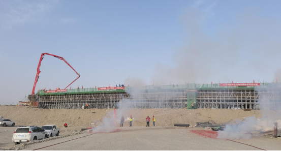 三一重工泵车浇筑现场 - 新疆华天公司：G315线民洛项目一分部首座现浇箱梁成功混凝土浇筑