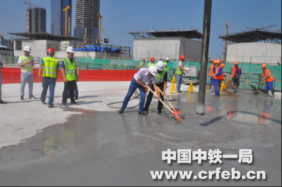 混凝土泵车浇筑混凝土 - 广州前海听海大道项目地下空间主体结构顺利封顶