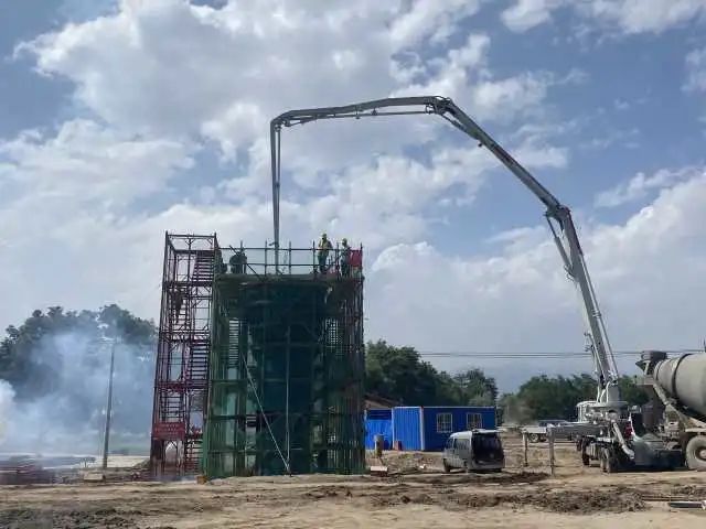 混凝土输送泵车、混凝土搅拌运输车浇筑现场 - 包银铁路石嘴山特大桥首根墩柱顺利混凝土浇筑