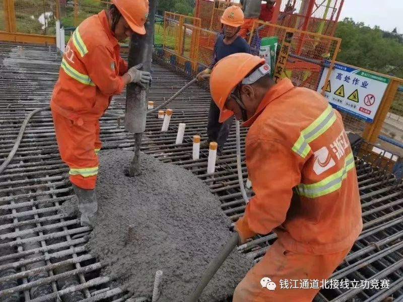 混凝土泵管浇筑现场 - 钱江通道北接线PPP项目周王庙主线桥悬臂现浇箱梁0＃块混凝土浇筑