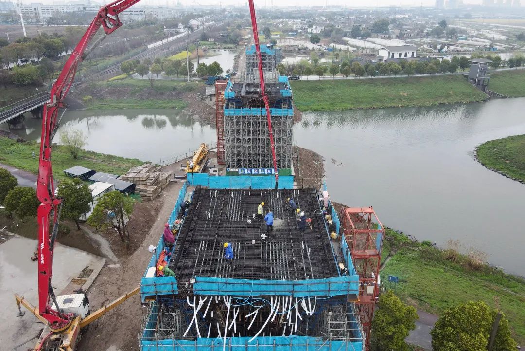 三一重工泵车浇筑现场 - 宁（南京）马（鞍山）城际铁路跨慈湖河连续梁首个0#块砼浇筑完成