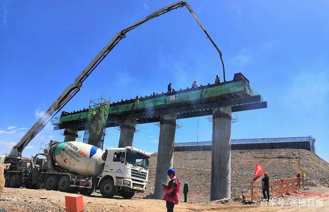 混凝土输送泵车、混凝土搅拌运输车浇筑现场 - 中铁一局张扁高速公路民乐、六坝连接线工程首座盖梁混凝土浇筑完成