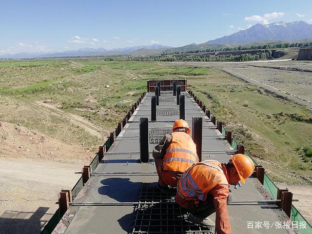 中铁一局张扁高速公路民乐、六坝连接线工程首座盖梁混凝土浇筑完成