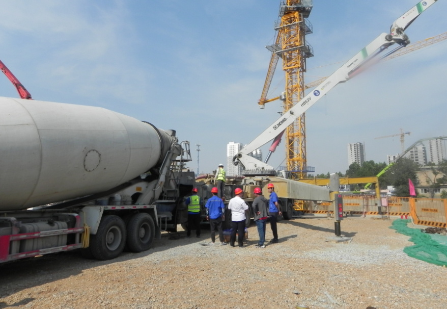 混凝土搅拌运输车、混凝土输送泵车浇筑现场 - 河北建设混凝土分公司顺利浇筑保定市科智工坊项目8000方基础