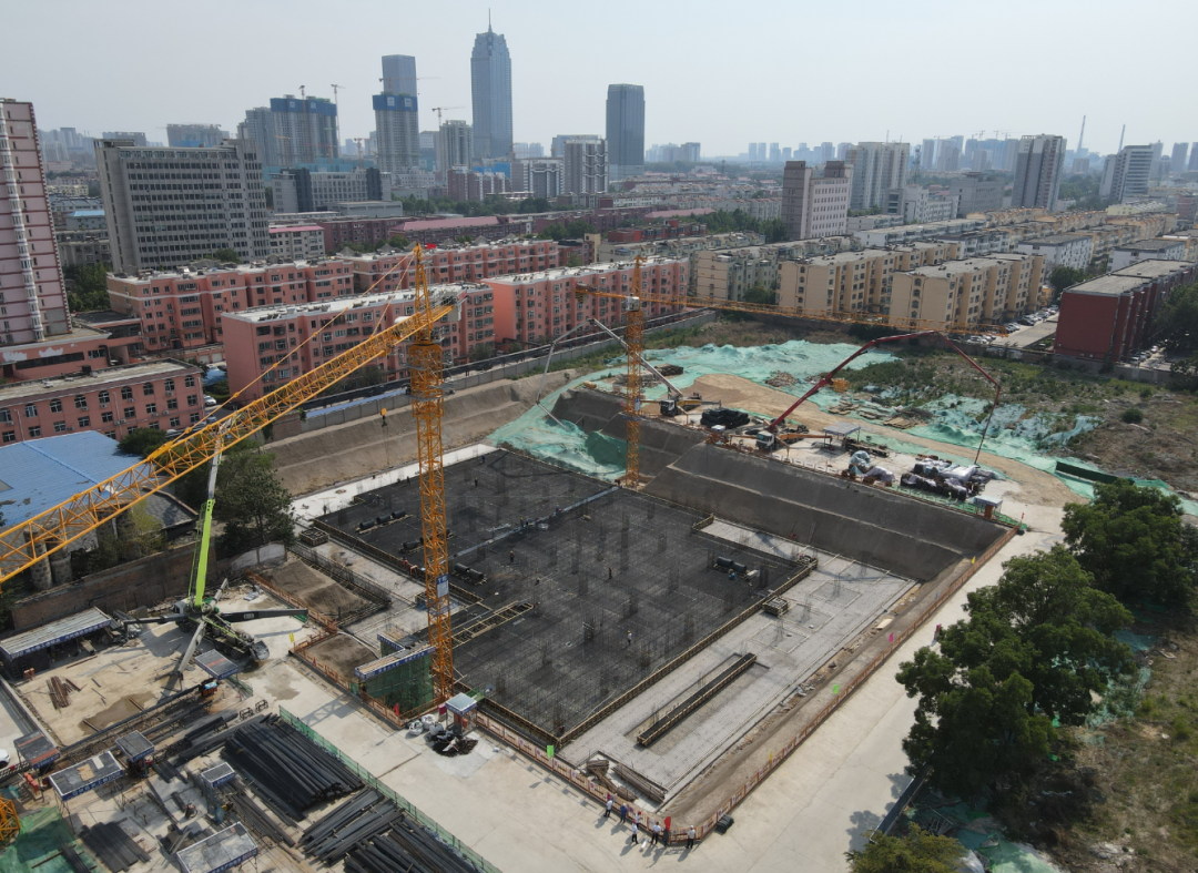 混凝土输送泵车浇筑现场 - 河北建设混凝土分公司顺利浇筑保定市科智工坊项目8000方基础