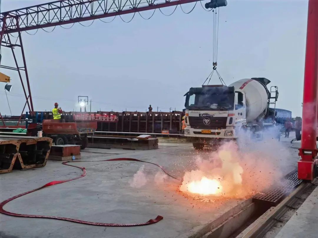 混凝土搅拌运输车浇筑现场 - 新疆天山路桥有限责任公司：G219项目首片20米箱梁混凝土浇筑完成
