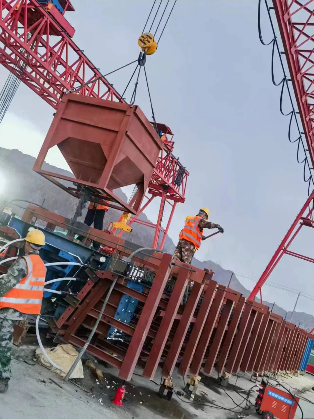 新疆天山路桥有限责任公司：G219项目首片20米箱梁混凝土浇筑完成