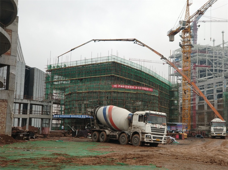 混凝土泵车、混凝土搅拌车浇筑砼现场 - 西北电建四公司第五分公司：山西潞光项目厂前区综合楼工程顺利封顶