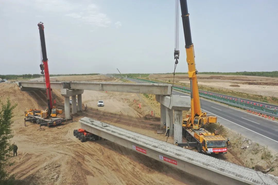 预制梁架设施工现场 - 中铁建大桥局长太高速公路项目七工区正式进入路面施工阶段