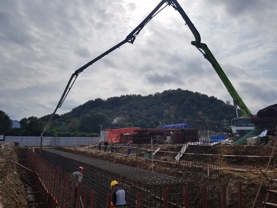 混凝土泵车浇筑现场 - 新昌工业园基础设施工程黄泽江大桥首座承台混凝土顺利完成浇筑