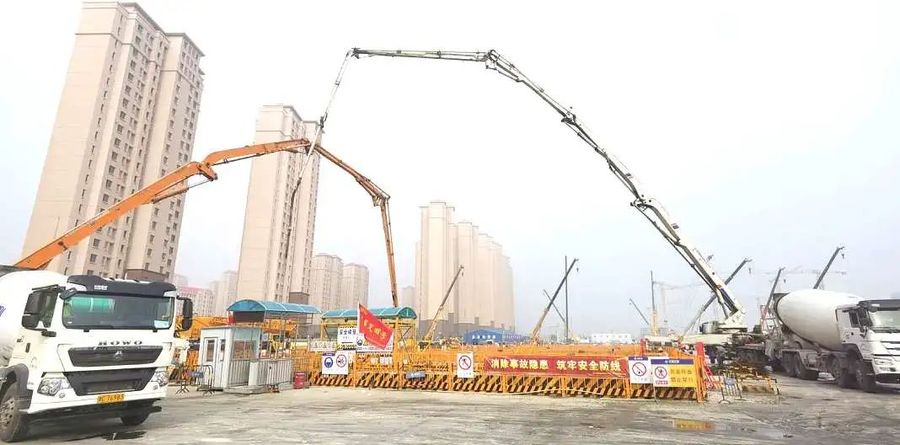 混凝土输送泵车、混凝土搅拌运输车浇筑现场 - 天津地铁11号线7标外环辅道站主体结构第10段底板混凝土浇筑完成