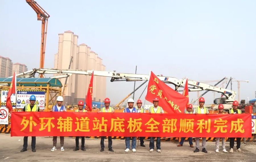 混凝土输送泵车浇筑现场 - 天津地铁11号线7标外环辅道站主体结构第10段底板混凝土浇筑完成