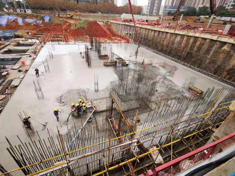 三一重工泵车浇筑现场 - 中建二局华南分公司直营事业部华熙艺术村玺都首块底板砼浇筑完成