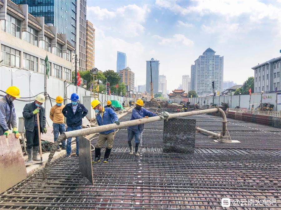 混凝土泵管浇筑现场 - 昆明市轨道交通1号线西北延项目金碧广场站二期盖板混凝土浇筑完成