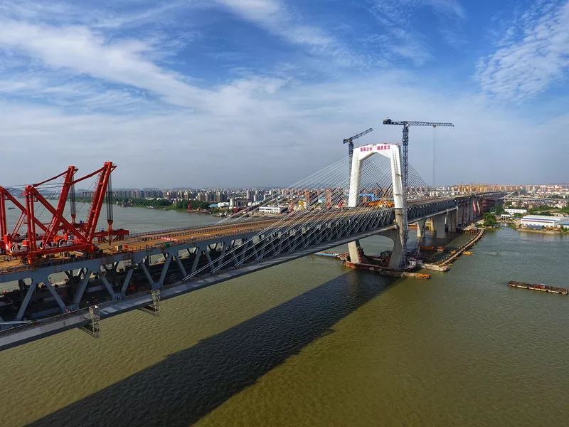 商合杭铁路芜湖长江公铁大桥3#主塔圆弧段混凝土浇筑完成