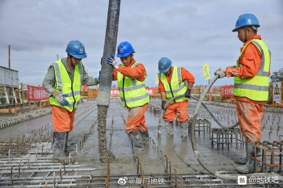 混凝土输送泵车浇筑现场 - 厦门地铁4号线丙洲岛站至城场站高架区间