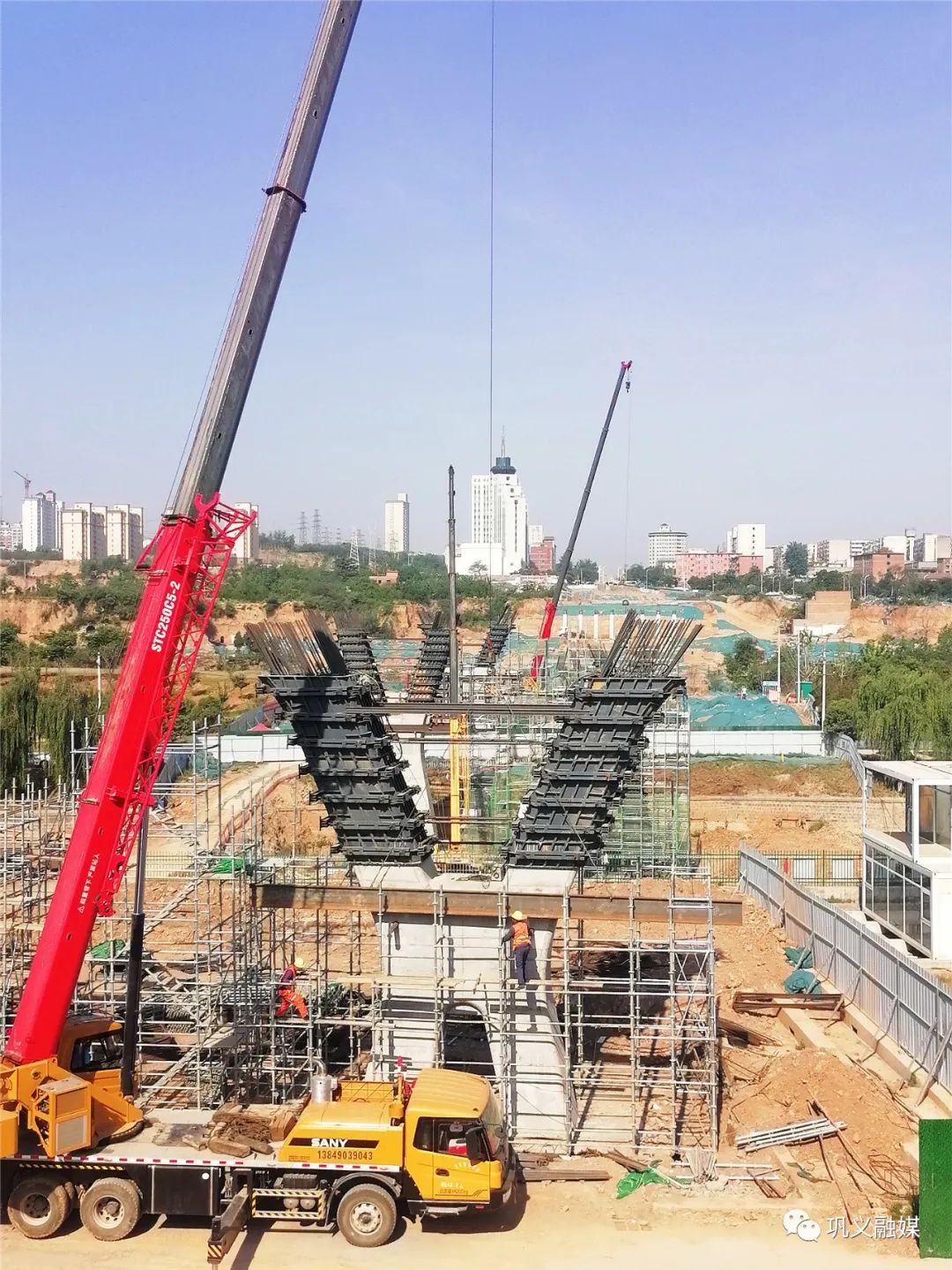 巩义市杜甫路大桥（和平路-嵩山路）工程最高也是首根墩柱砼浇筑完成