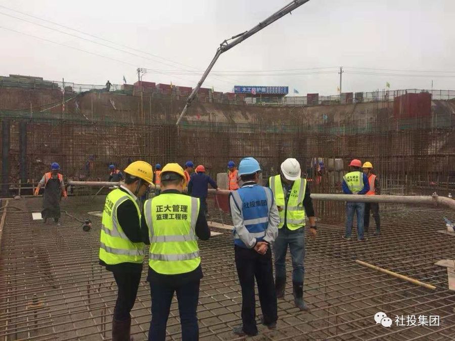 混凝土泵车浇筑现场 - 新社区集聚江东街道毛店地块（一期）工程首块底板混凝土开始浇筑