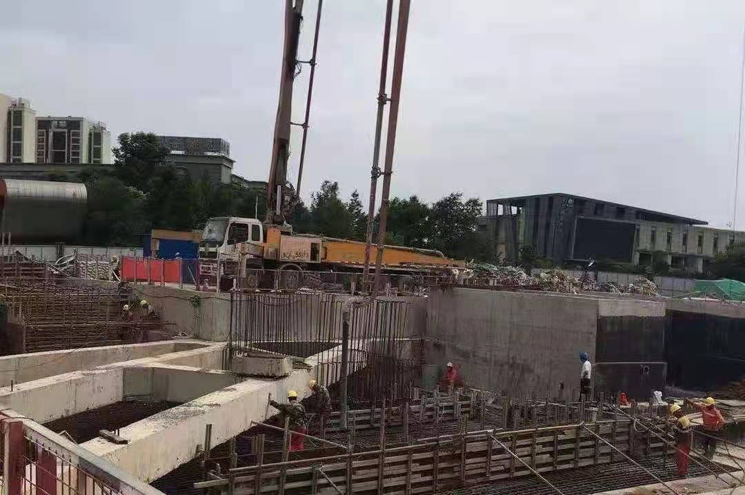 混凝土输送泵车浇筑现场 - 南京地铁S6号线宁句城际汤山镇站附属结构四号出入口及二号风亭封顶
